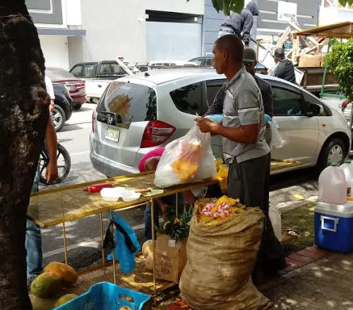 Negocios informales en las calles del Sector Naco.