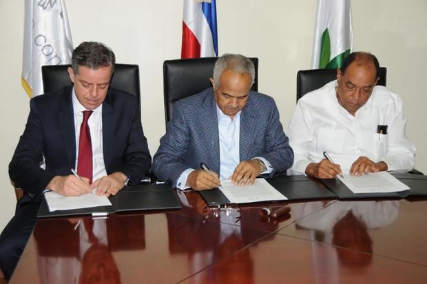 Pablo Wiechers, Osmar Benítes y Luis Bonilla durante la firma del acuerdo.