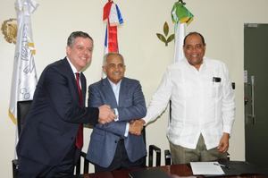 Firman acuerdo para impulsar a los productores del campo dominicano
