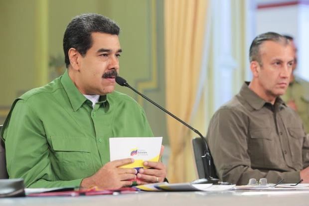 Fotografía cedida por Prensa de Miraflores del presidente venezolano, Nicolás Maduro, junto la vicepresidenta, Delcy Rodríguez (fuera de cuadro), y al vicepresidente del área económica, Tareck El Aissami, durante un acto de gobierno este miércoles en Caracas, Venezuela.