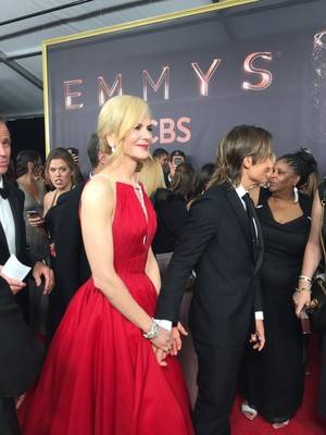 Las estrellas iluminan la alfombra roja de los Emmy con coloridas propuestas