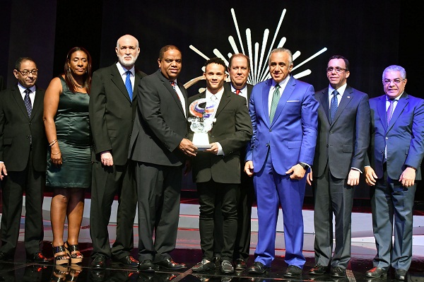 El ministro de Deportes, Danilo Díaz Vizcaíno, entrega el máximo galardón a Audrys Nin Reyes. Figuran Luis Mejía Oviedo, presidente del COD; Antonio Acosta, secretario general; el doctor José Joaquín Puello, así como miembros del ejecutivo del COD. 