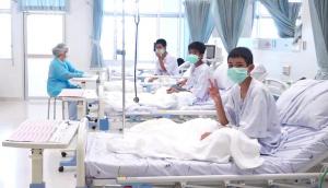 Los 12 niños rescatados de la cueva inundada en Tailandia se recuperan en el hospital