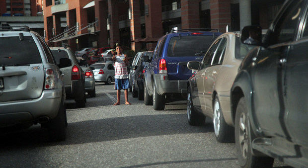 Un niño mendiga en las calles de Caracas, la capital de Venezuela.