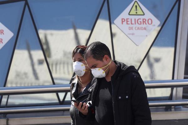 Personas utilizando mascarillas mientras caminan