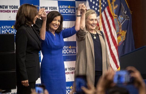 De i a d)La vicepresidenta de EE. UU., Kamala Harris, la gobernadora de Nueva York, Kathy Hochul, y la exsecretaria de Estado Hillary Clinton, durante un evento en Nueva York, Nueva York.