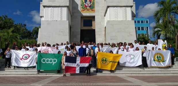 .El sector cooperativo hizo hoy una masiva ofrenda floral en el Altar de la Patria, con motivo del Mes en que se conmemora el Dia Internacional de la mujer.