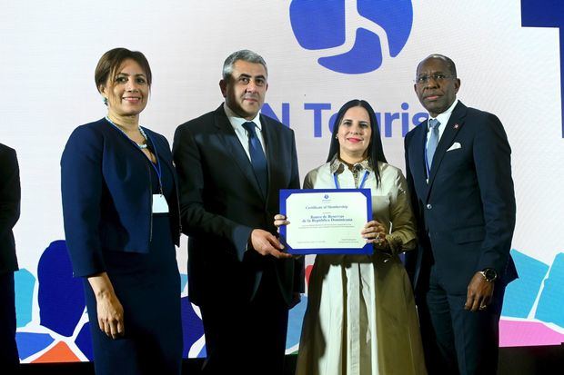Anabel Bueno, embajadora de República Dominicana ante ONU-Turismo; Zurab
Pololiskashvili, secretario general de ONU Turismo; y Carlos Peguero, viceministro de
Cooperación Internacional del Ministerio de Turismo.
