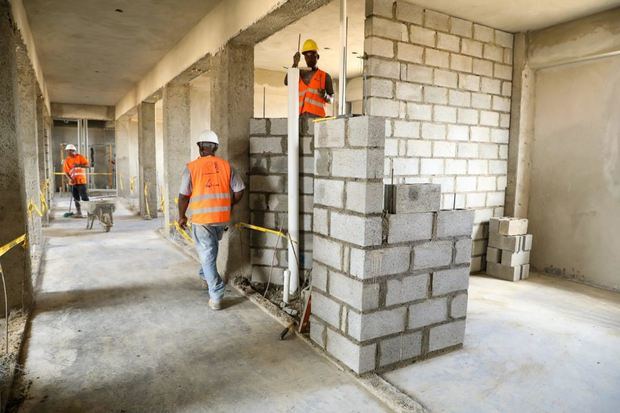 Trabajadores en las labores de construcción del complejo penitenciario.