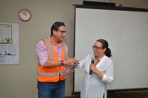 Odalis Rojas de Link Gerencial entrega aplaca Reyna Alburquerque .