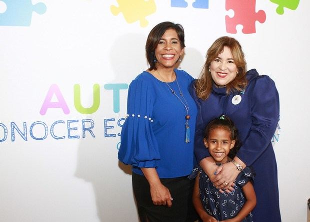 Odile Villavizar y  Jaqueline Herrera de Álvarez  junto a una  niña