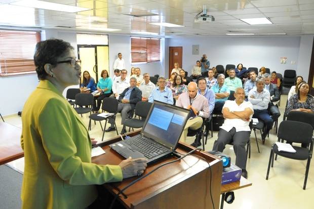 Imparten charla a odontólogos. 