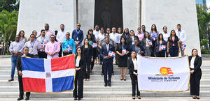 MITUR realiza ofrenda floral en honor a los fundadores de la Independencia Nacional