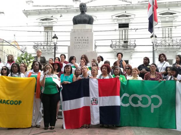 Ofrenda de la Cooperativa 8 de Marzo