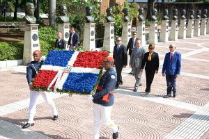 Senado deposita ofrenda floral en el Altar de la Patria con motivo al 174 aniversario de la Constitución