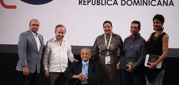 Reconocidos con la Medalla al Mérito del Cine Dominicano: Omar de la Cruz, Ellis Pérez, Franklin Domínguez, Yvette Marichal, Archie López y Leticia Tonos.<