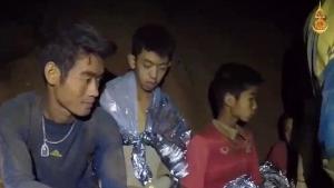 Varios soldados acompañan a los niños atrapados en una cueva de Tailandia