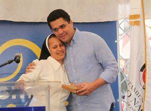 El alcalde y una religiosa en el operativo de Villa Francisca