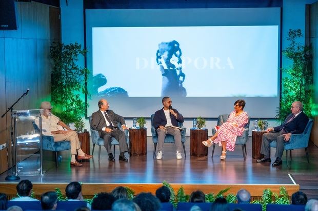 Orlando Menicucci, José Alcántara Almánzar, Héctor Manuel Valdez, Minerva del Risco, Manuel García Arévalo en el acto de presentacion de Diaspora.