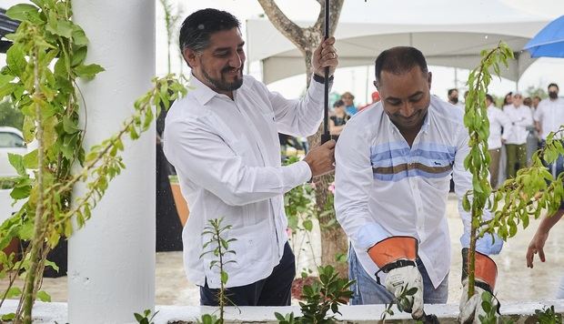 Oscar San Martín, Gerente General de CEPM_ y Manolito Ramírez, Alcalde de Verón Punta Cana 