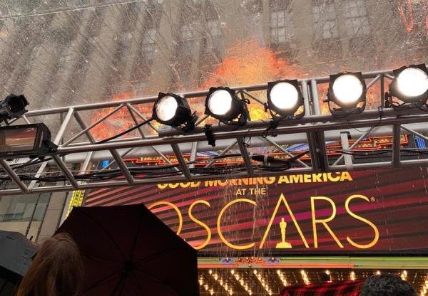 Con todos los medios de comunicación ya preparados y la alfombra roja a punto de empezar, ha comenzado una lluvia intensa en Los Ángeles que se ha dejado notar en el Paseo de la Fama de Hollywood.. 