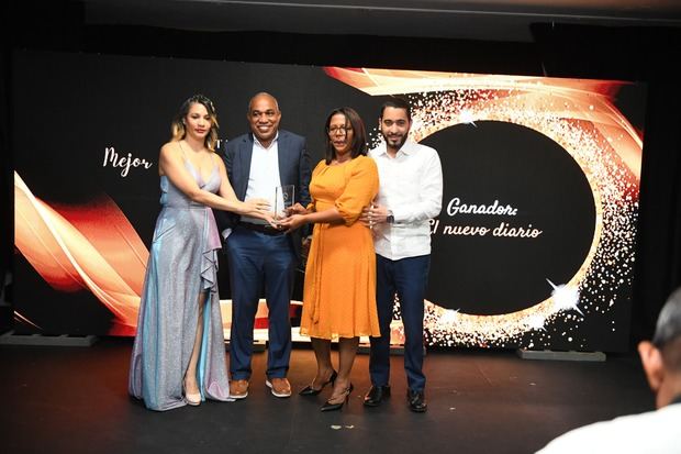 Otro de los ganadores recibe su premio de periodismo digital 2023.