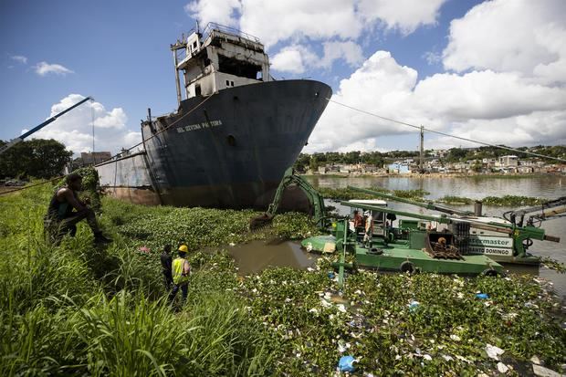 El reto de liberar el río Ozama en República Dominicana de ocho colosos que yacen en su lecho
