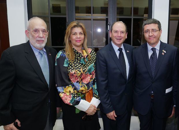 Dr. Luis O. Brea, pastora Lucy Cosme, Embajador de Israel Danniel Biran, y Embajador de italia Andrea Canepari