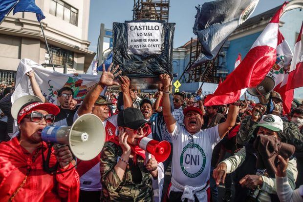 Un manifestante marchan en contra del Presidente de Perú, Pedro Castillo, en Lima, Perú.