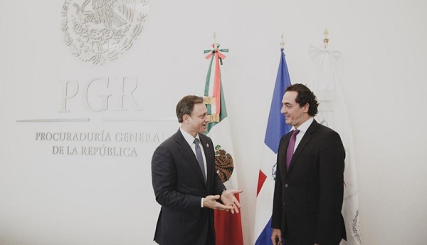 Los procuradores Jean Rodríguez y Alberto Elías Beltrán durante el encuentro.