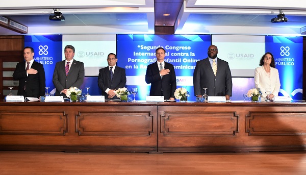 El procurador Jean Rodríguez, cuarto desde la izquierda, junto al presidente de la SCJ, Mariano Germán; el ministro consejero interino de la Embajada de EEUU, Arthur Brown; la representante de UNICEF, Rosa Elcarte; el embajador de los Países Bajos, Christopher Campbell, y el presidente de INDOTEL, Luis Henry Molina.