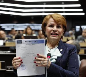 Lucía Medina afirma ante diputados que compró mochilas y hubo error del proveedor