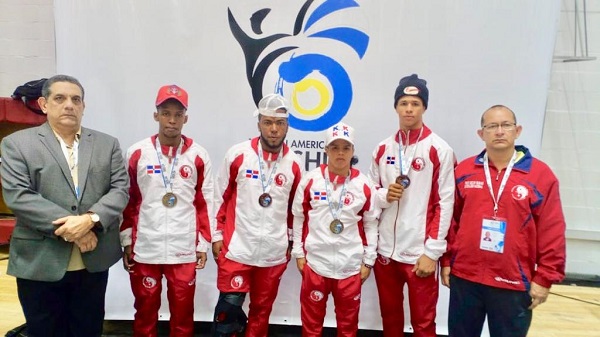 Luis Chanlatte, presidente Fedowushu; los atletas Fernando Torres, Breuley Núñez, Darling Ferreras, Elián Andújar, y Oscar Farías, entrenador.