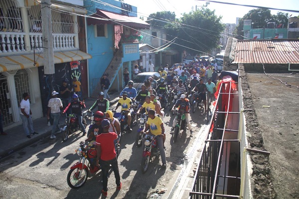 El precandidato presidencial del PLD, Francisco Domínguez Brito, durante el recorrido por Villa Duarte y zona aledaña.