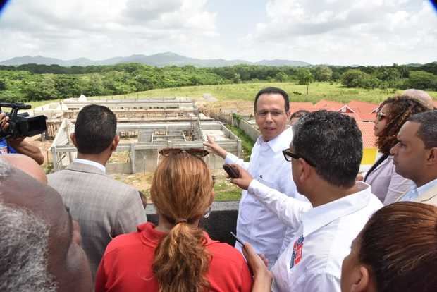 Ministro de Educaciòn en recorrido por Monte Plata 