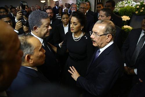 Momento en el cual el expresidente Leonel Fernandez, le da el pésame al Presidente Danilo Medina
