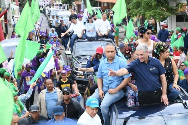 Gonzalo Castillo durante el recorrido en La Vega este viernes.