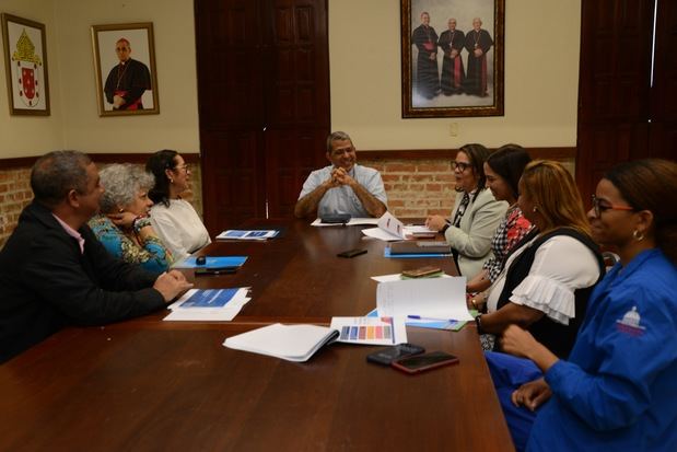 Encuentro entre el monseñor Tomás Morel Diplán y directivos de CONANI.