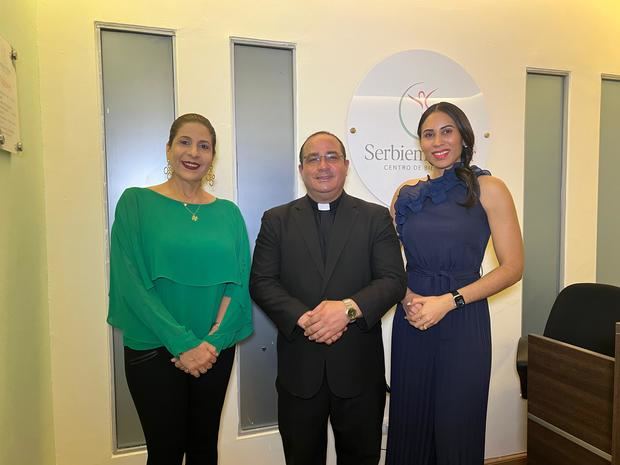Vinkgrid Guzmán, Padre Kennedy Rodríguez y María Teresa Morrobel.