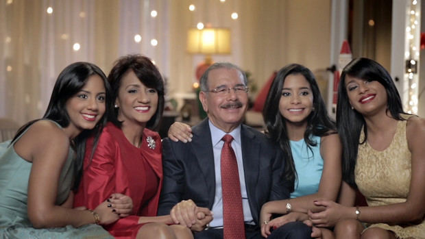 Danilo Medina felicita a los padres.