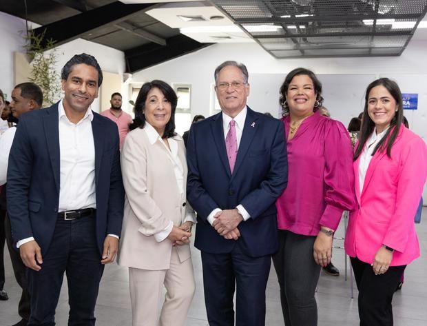 Fernando Gracia, Elizabeth Ovalle, Marcel Morel, Laurina Castillo y María Amalia Albaine.