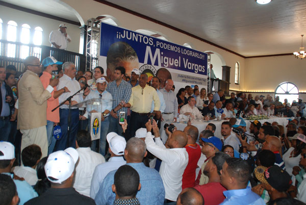 Miguel Vargas en acto de juramentación