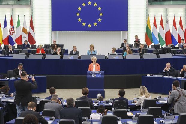 La presidenta de la Comisión Europea, Ursula von der Leyen (c), este miércoles en Estrasburgo.