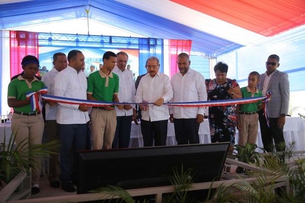 El presidente Danilo Medina entrega escuela. 