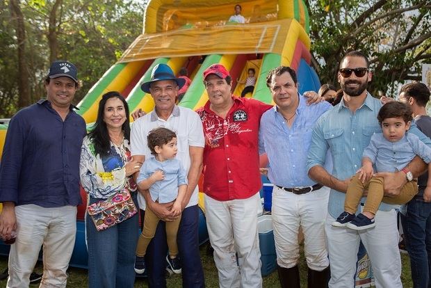 Juan Tomas  Diaz, Martha De Rivera, Tony Rivera, Roberto Garcia, Jaime Garcia y Jonathan Rivera junto a los niños Pedro y  Daniel.