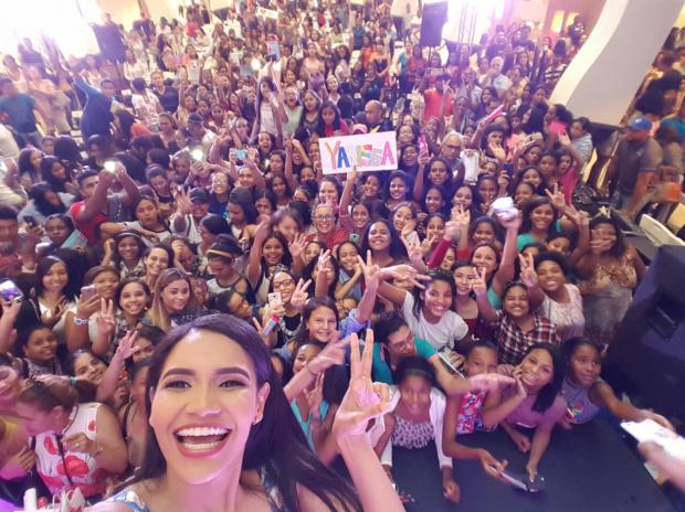 Miles de jóvenes compartieron una tarde con la Youtuber Yarissa con el auspicio de Kotex