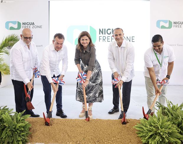 La vicepresidente Raquel Peña, acompañada de Víctor Bisonó Haza, Héctor Garrido, Eduardo Grullón y Ebell de Castro dando el primer picazo para la expansión de Nigua Free Zone.