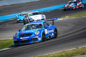 Popular y AZUL patrocinan equipo en la carrera Porsche Supercup