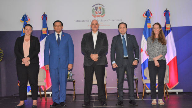 Daniel Rivera y Pavel Contreras, en el centro, junto a toras autoridades lanzan el proyecto de proyecto para fortalecer prevención y control de infecciones.