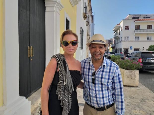 Paloma San Basilio junto al artista plástico Fernando Muñoz.